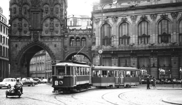 Tramzug mit
          sterreichisch-ungarischem Triebwagen in der
          tschechoslowakischen Hauptstadt Praha/Prag 