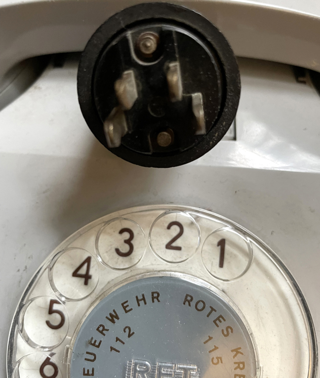 Seltsamer
                    DDR-Telefonstecker